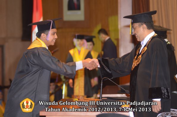 wisuda-unpad-gel-iii-ta-2012_2013-fakultas-kedokteran-gigi-oleh-rektor-041