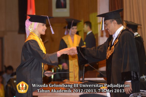 wisuda-unpad-gel-iii-ta-2012_2013-fakultas-kedokteran-gigi-oleh-rektor-042