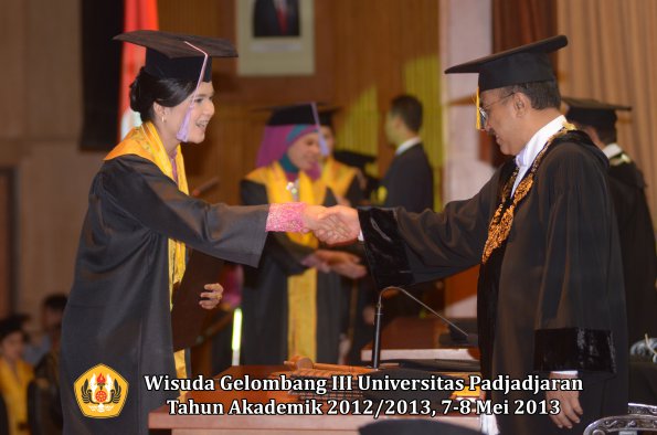 wisuda-unpad-gel-iii-ta-2012_2013-fakultas-kedokteran-gigi-oleh-rektor-043