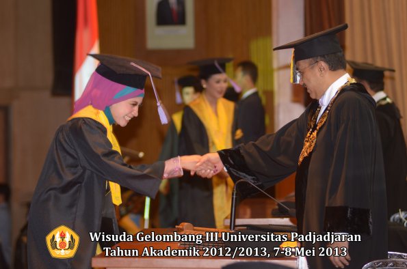 wisuda-unpad-gel-iii-ta-2012_2013-fakultas-kedokteran-gigi-oleh-rektor-044