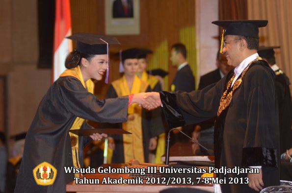 wisuda-unpad-gel-iii-ta-2012_2013-fakultas-kedokteran-gigi-oleh-rektor-045