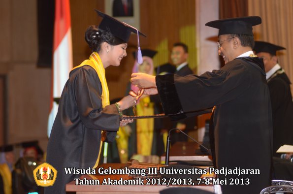 wisuda-unpad-gel-iii-ta-2012_2013-fakultas-kedokteran-gigi-oleh-rektor-047