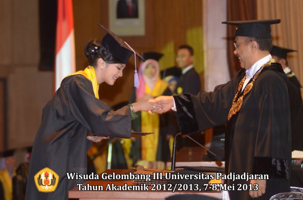 wisuda-unpad-gel-iii-ta-2012_2013-fakultas-kedokteran-gigi-oleh-rektor-048