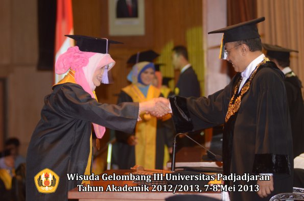 wisuda-unpad-gel-iii-ta-2012_2013-fakultas-kedokteran-gigi-oleh-rektor-049