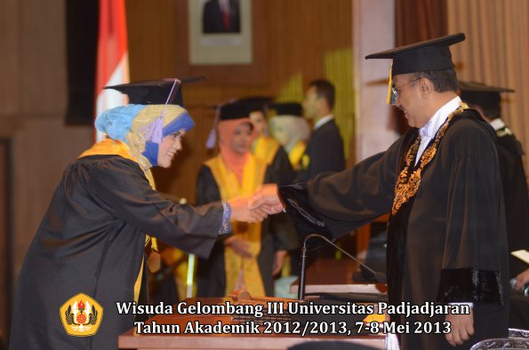 wisuda-unpad-gel-iii-ta-2012_2013-fakultas-kedokteran-gigi-oleh-rektor-050