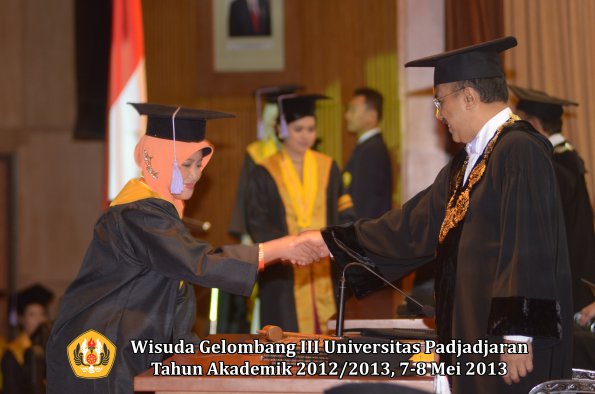 wisuda-unpad-gel-iii-ta-2012_2013-fakultas-kedokteran-gigi-oleh-rektor-051