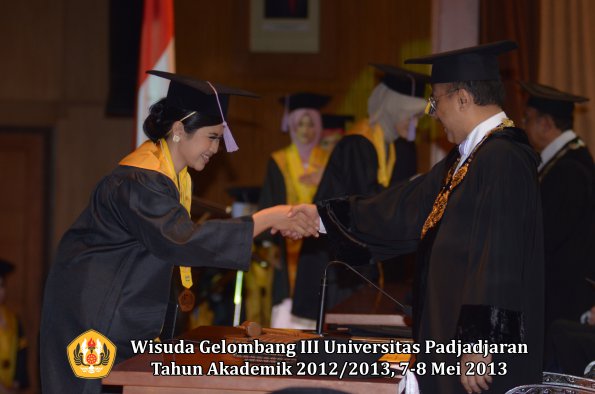 wisuda-unpad-gel-iii-ta-2012_2013-fakultas-kedokteran-gigi-oleh-rektor-052