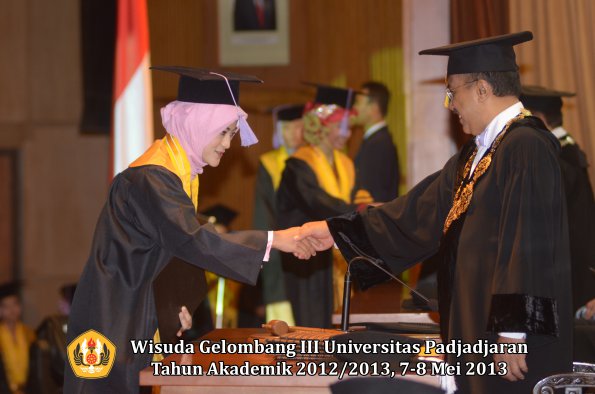 wisuda-unpad-gel-iii-ta-2012_2013-fakultas-kedokteran-gigi-oleh-rektor-054