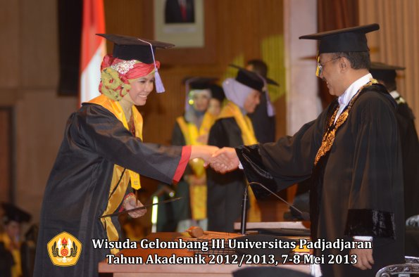 wisuda-unpad-gel-iii-ta-2012_2013-fakultas-kedokteran-gigi-oleh-rektor-055