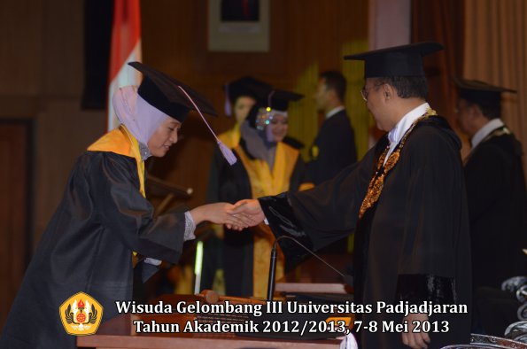 wisuda-unpad-gel-iii-ta-2012_2013-fakultas-kedokteran-gigi-oleh-rektor-056