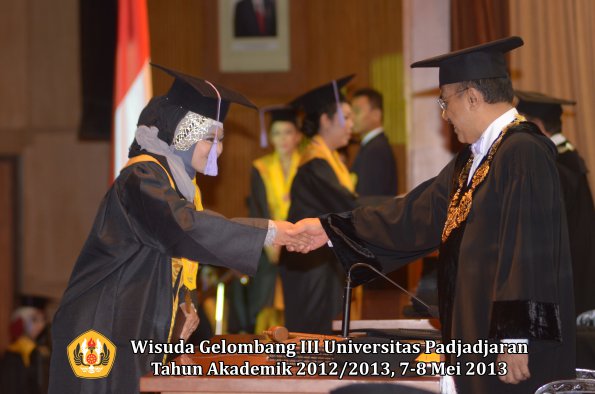 wisuda-unpad-gel-iii-ta-2012_2013-fakultas-kedokteran-gigi-oleh-rektor-057