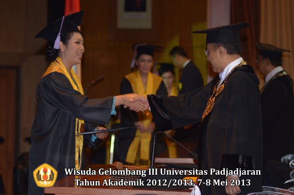 wisuda-unpad-gel-iii-ta-2012_2013-fakultas-kedokteran-gigi-oleh-rektor-058