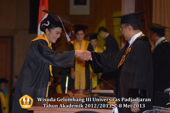 wisuda-unpad-gel-iii-ta-2012_2013-fakultas-kedokteran-gigi-oleh-rektor-059