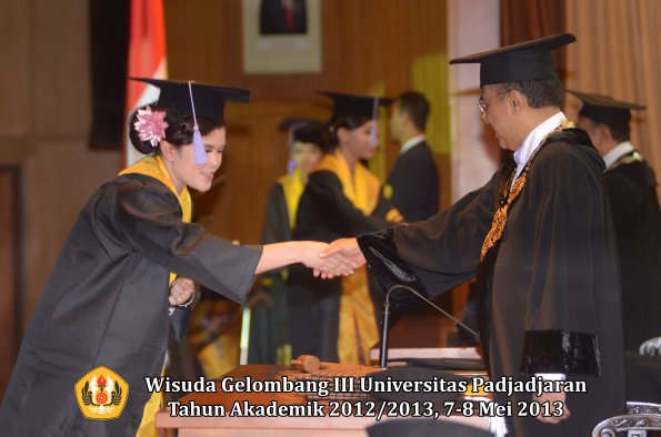 wisuda-unpad-gel-iii-ta-2012_2013-fakultas-kedokteran-gigi-oleh-rektor-060