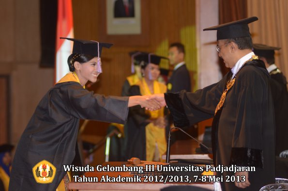 wisuda-unpad-gel-iii-ta-2012_2013-fakultas-kedokteran-gigi-oleh-rektor-061