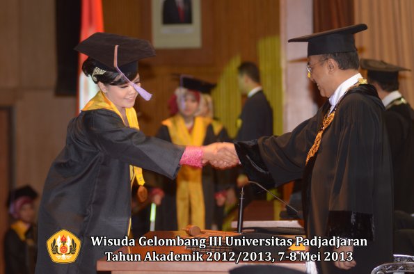 wisuda-unpad-gel-iii-ta-2012_2013-fakultas-kedokteran-gigi-oleh-rektor-062