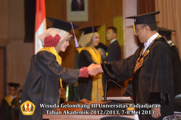 wisuda-unpad-gel-iii-ta-2012_2013-fakultas-kedokteran-gigi-oleh-rektor-063