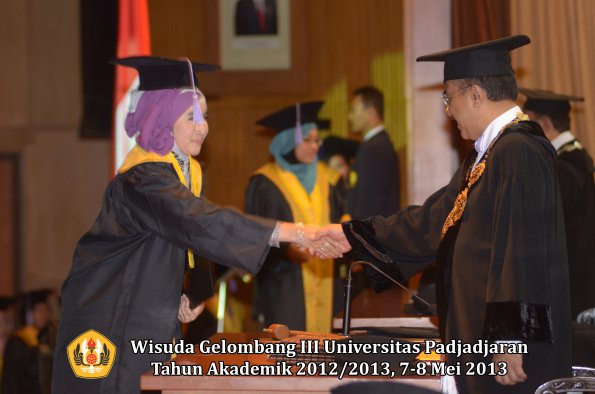 wisuda-unpad-gel-iii-ta-2012_2013-fakultas-kedokteran-gigi-oleh-rektor-065