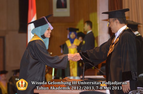 wisuda-unpad-gel-iii-ta-2012_2013-fakultas-kedokteran-gigi-oleh-rektor-066