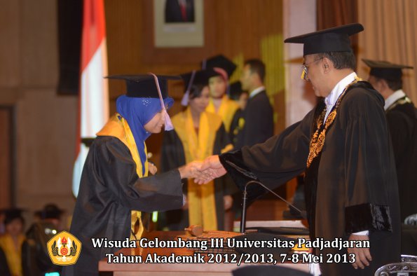 wisuda-unpad-gel-iii-ta-2012_2013-fakultas-kedokteran-gigi-oleh-rektor-067