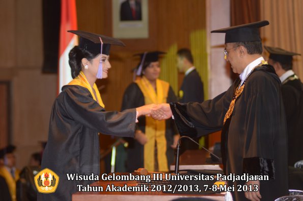 wisuda-unpad-gel-iii-ta-2012_2013-fakultas-kedokteran-gigi-oleh-rektor-072