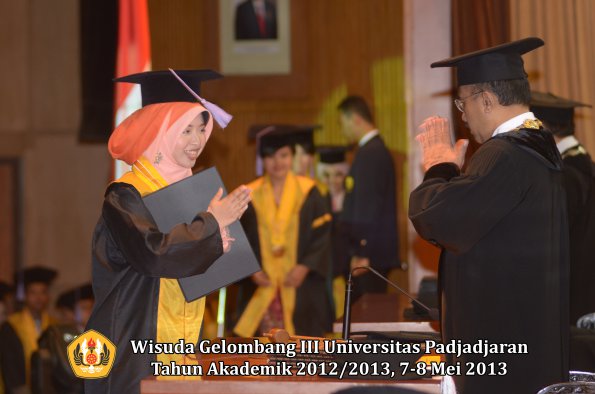 wisuda-unpad-gel-iii-ta-2012_2013-fakultas-kedokteran-gigi-oleh-rektor-074