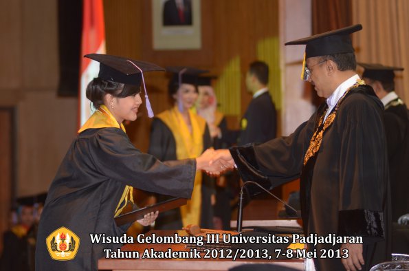 wisuda-unpad-gel-iii-ta-2012_2013-fakultas-kedokteran-gigi-oleh-rektor-075