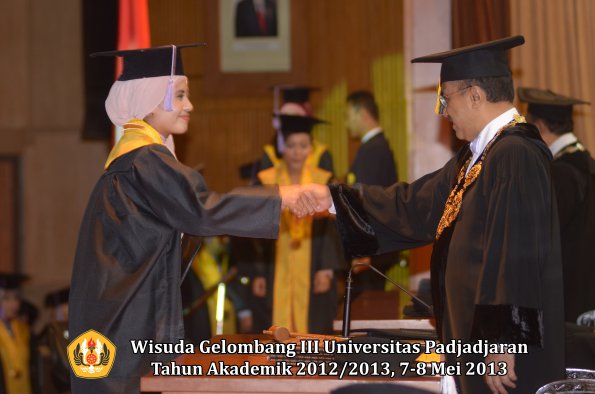 wisuda-unpad-gel-iii-ta-2012_2013-fakultas-kedokteran-gigi-oleh-rektor-077