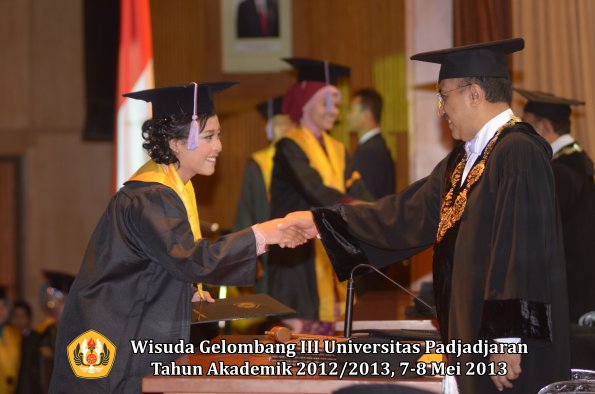 wisuda-unpad-gel-iii-ta-2012_2013-fakultas-kedokteran-gigi-oleh-rektor-078