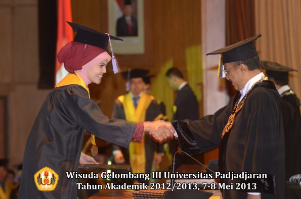 wisuda-unpad-gel-iii-ta-2012_2013-fakultas-kedokteran-gigi-oleh-rektor-079