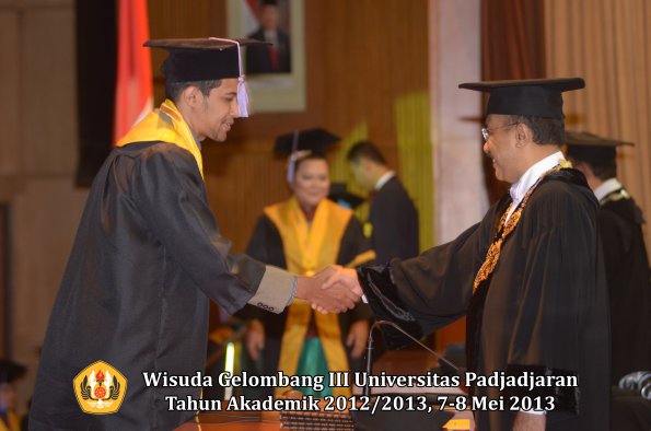 wisuda-unpad-gel-iii-ta-2012_2013-fakultas-kedokteran-gigi-oleh-rektor-081