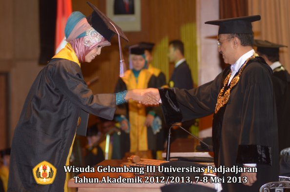 wisuda-unpad-gel-iii-ta-2012_2013-fakultas-kedokteran-gigi-oleh-rektor-085