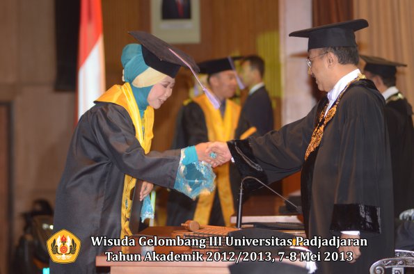 wisuda-unpad-gel-iii-ta-2012_2013-fakultas-kedokteran-gigi-oleh-rektor-086