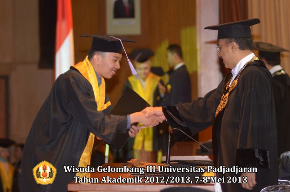 wisuda-unpad-gel-iii-ta-2012_2013-fakultas-kedokteran-gigi-oleh-rektor-087