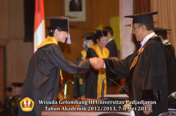 wisuda-unpad-gel-iii-ta-2012_2013-fakultas-kedokteran-gigi-oleh-rektor-091