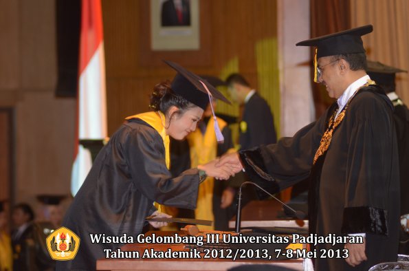 wisuda-unpad-gel-iii-ta-2012_2013-fakultas-kedokteran-gigi-oleh-rektor-092