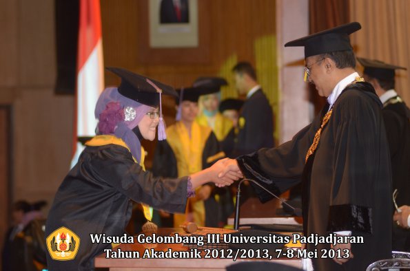 wisuda-unpad-gel-iii-ta-2012_2013-fakultas-kedokteran-gigi-oleh-rektor-093