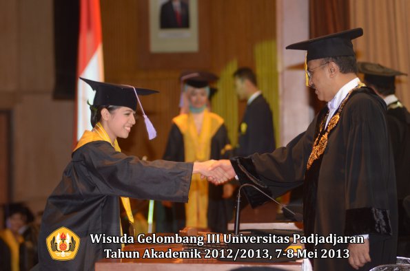 wisuda-unpad-gel-iii-ta-2012_2013-fakultas-kedokteran-gigi-oleh-rektor-094