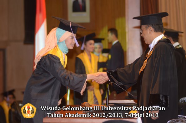 wisuda-unpad-gel-iii-ta-2012_2013-fakultas-kedokteran-gigi-oleh-rektor-095