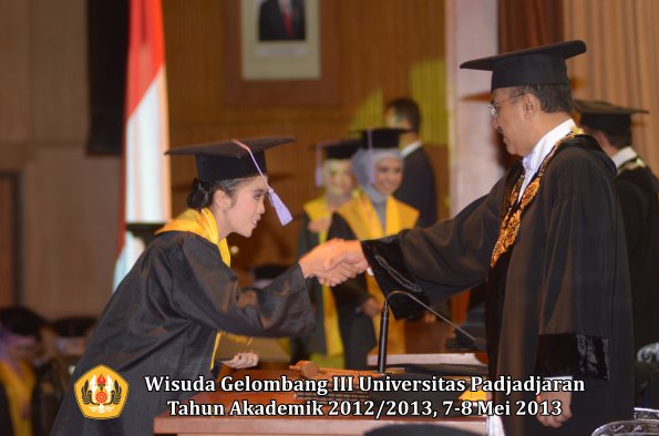 wisuda-unpad-gel-iii-ta-2012_2013-fakultas-kedokteran-gigi-oleh-rektor-096