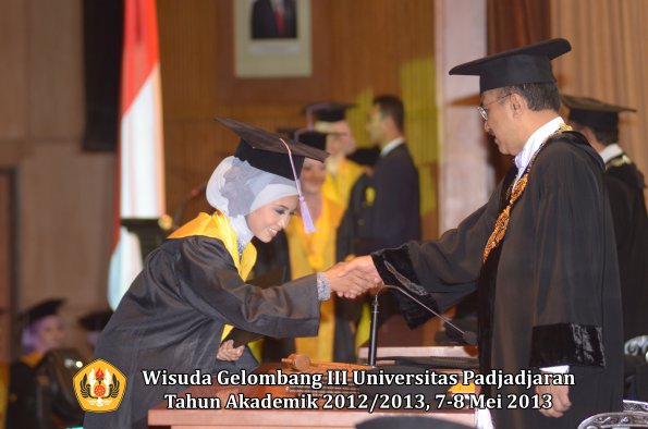 wisuda-unpad-gel-iii-ta-2012_2013-fakultas-kedokteran-gigi-oleh-rektor-097