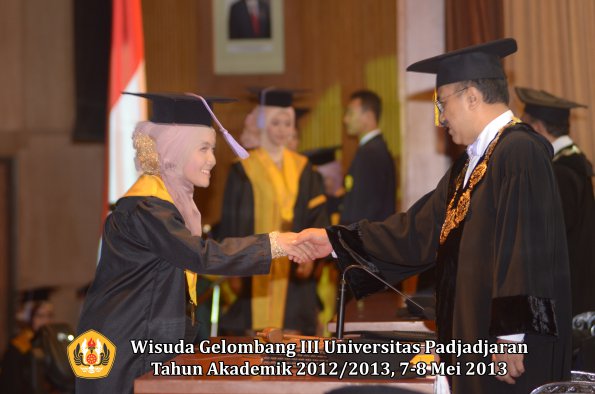 wisuda-unpad-gel-iii-ta-2012_2013-fakultas-kedokteran-gigi-oleh-rektor-098