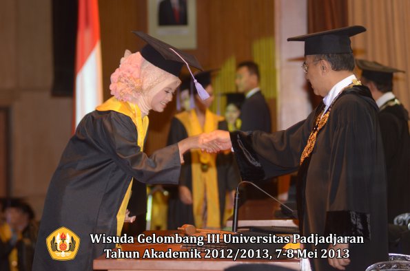 wisuda-unpad-gel-iii-ta-2012_2013-fakultas-kedokteran-gigi-oleh-rektor-099