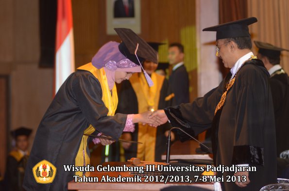 wisuda-unpad-gel-iii-ta-2012_2013-fakultas-kedokteran-gigi-oleh-rektor-105