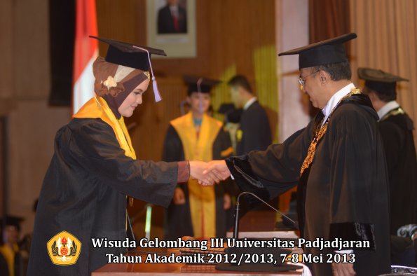 wisuda-unpad-gel-iii-ta-2012_2013-fakultas-kedokteran-gigi-oleh-rektor-106
