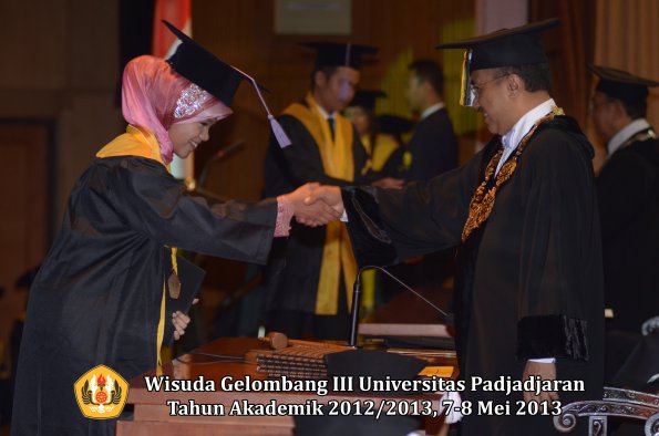 wisuda-unpad-gel-iii-ta-2012_2013-fakultas-kedokteran-gigi-oleh-rektor-111