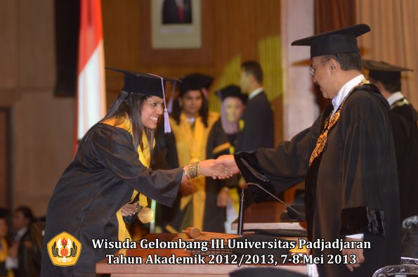 wisuda-unpad-gel-iii-ta-2012_2013-fakultas-kedokteran-gigi-oleh-rektor-113