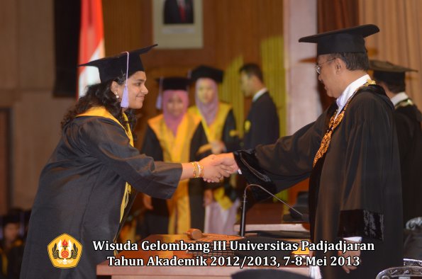 wisuda-unpad-gel-iii-ta-2012_2013-fakultas-kedokteran-gigi-oleh-rektor-114
