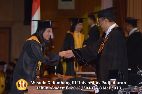 wisuda-unpad-gel-iii-ta-2012_2013-fakultas-kedokteran-gigi-oleh-rektor-122