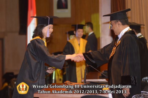 wisuda-unpad-gel-iii-ta-2012_2013-fakultas-kedokteran-gigi-oleh-rektor-123